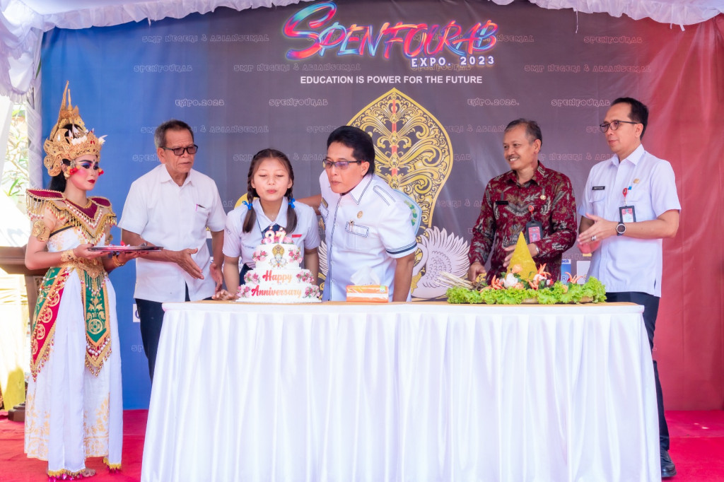 Bupati Giri Prasta Hadiri Puncak HUT Ke-37 SMPN 4 Abiansemal